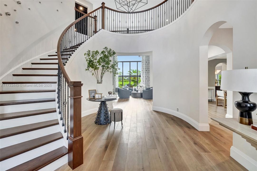 最近售出: $2,999,000 (5 贝兹, 5 浴室, 4583 平方英尺)