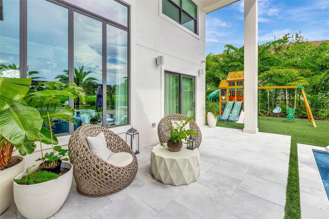 最近售出: $2,999,000 (5 贝兹, 5 浴室, 4583 平方英尺)