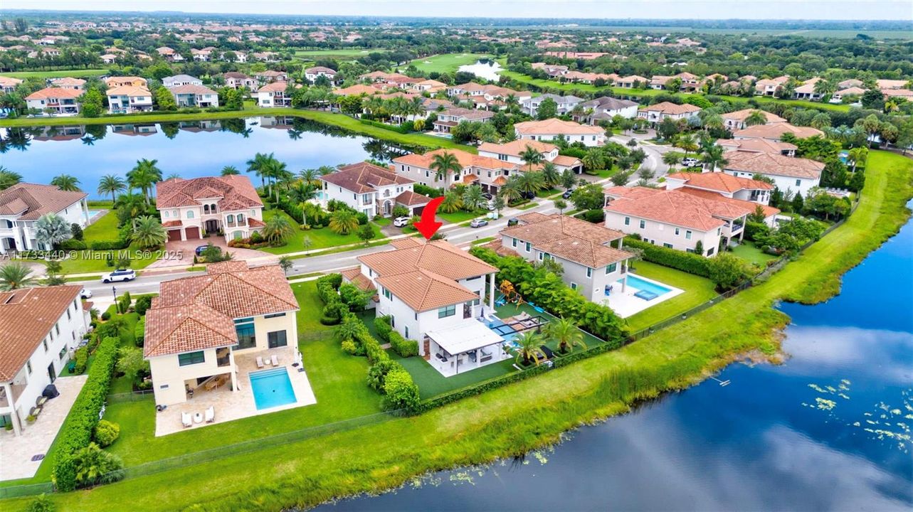 最近售出: $2,999,000 (5 贝兹, 5 浴室, 4583 平方英尺)