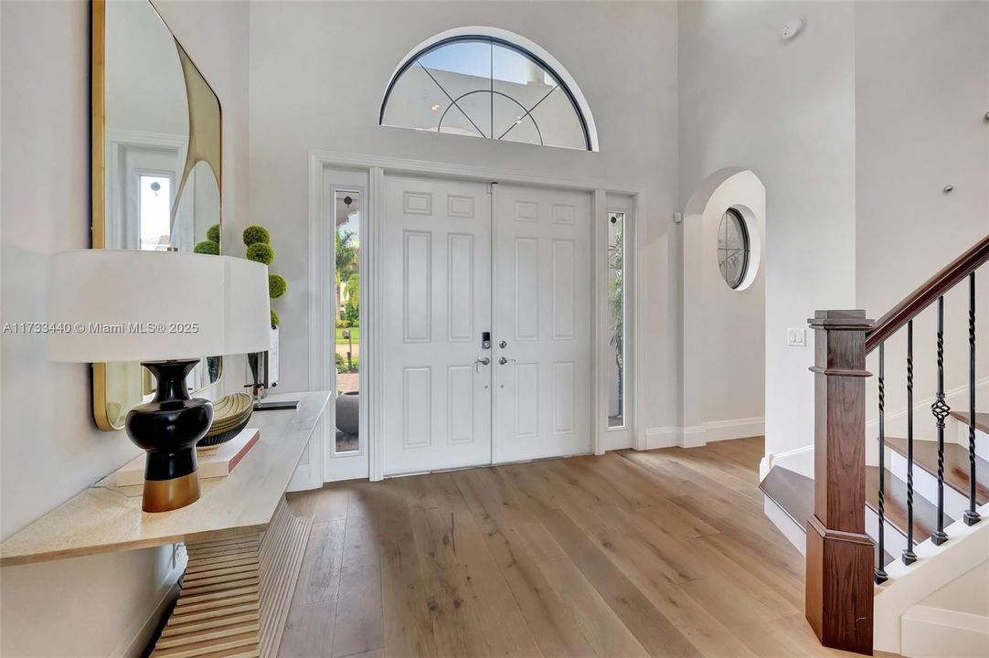 最近售出: $2,999,000 (5 贝兹, 5 浴室, 4583 平方英尺)