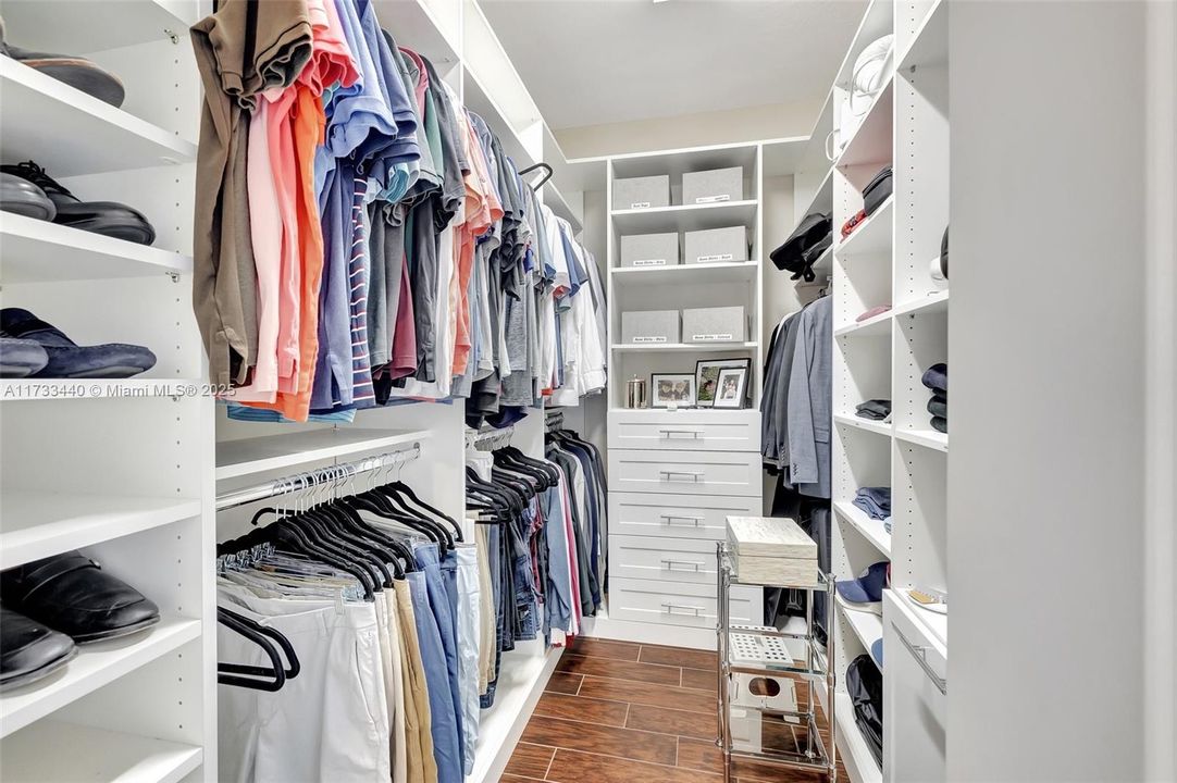 最近售出: $2,999,000 (5 贝兹, 5 浴室, 4583 平方英尺)