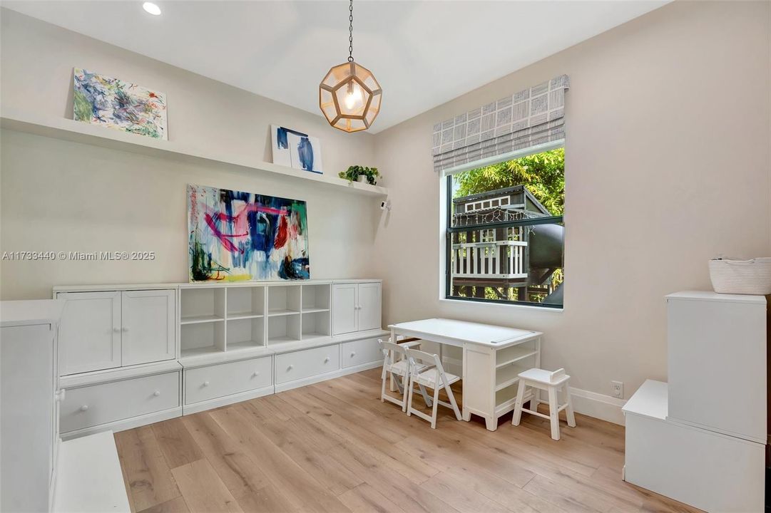 最近售出: $2,999,000 (5 贝兹, 5 浴室, 4583 平方英尺)