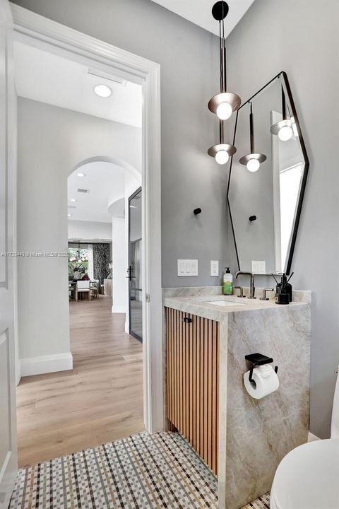 最近售出: $2,999,000 (5 贝兹, 5 浴室, 4583 平方英尺)