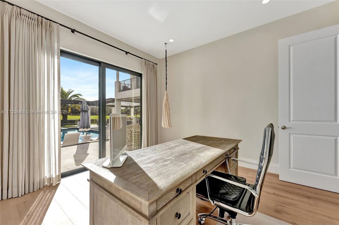 最近售出: $2,999,000 (5 贝兹, 5 浴室, 4583 平方英尺)