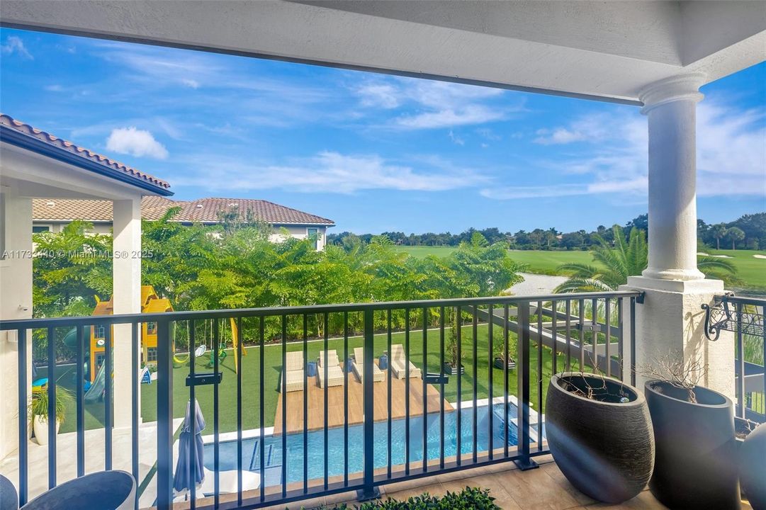 最近售出: $2,999,000 (5 贝兹, 5 浴室, 4583 平方英尺)