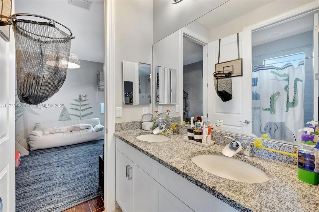 最近售出: $2,999,000 (5 贝兹, 5 浴室, 4583 平方英尺)