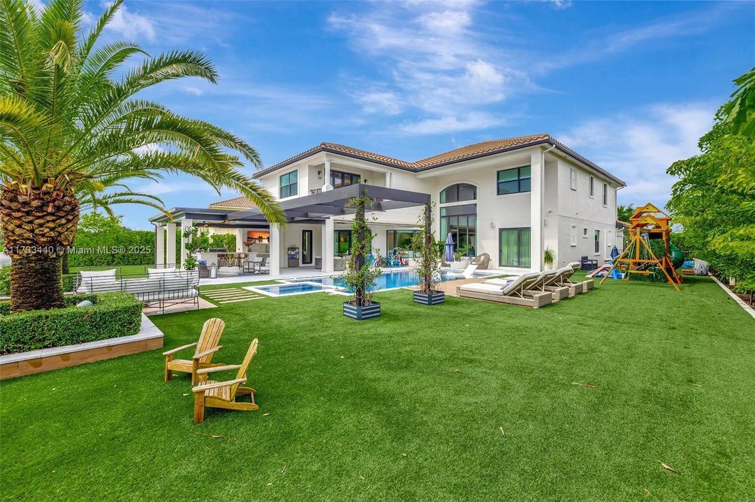 最近售出: $2,999,000 (5 贝兹, 5 浴室, 4583 平方英尺)