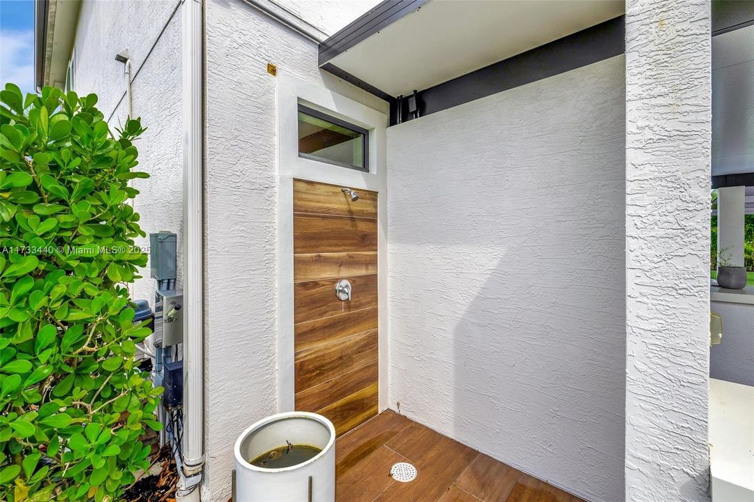 最近售出: $2,999,000 (5 贝兹, 5 浴室, 4583 平方英尺)