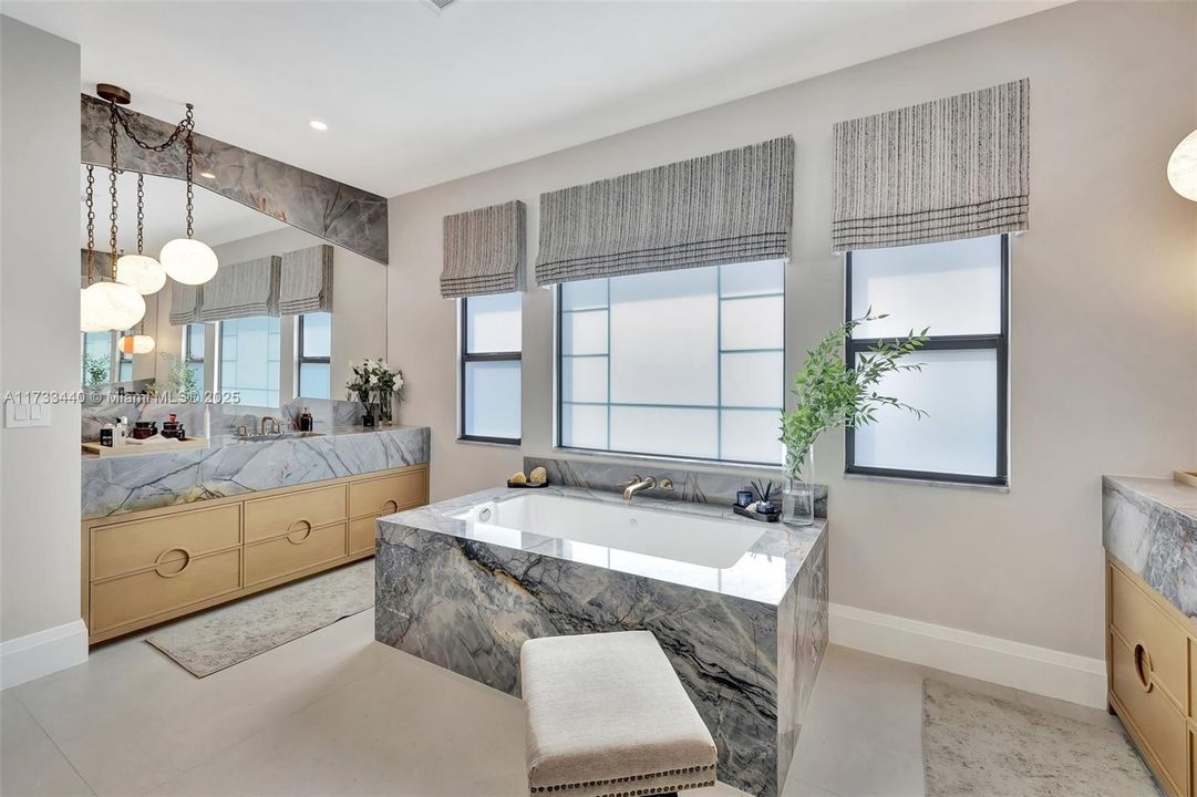 最近售出: $2,999,000 (5 贝兹, 5 浴室, 4583 平方英尺)