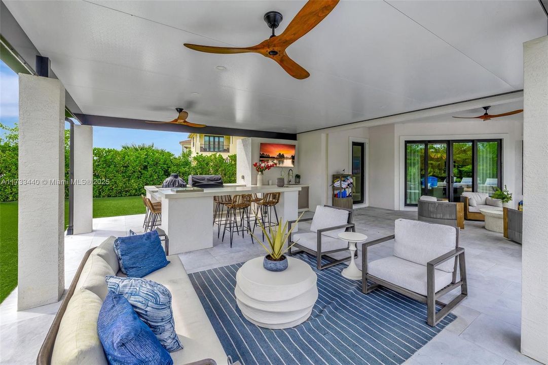 最近售出: $2,999,000 (5 贝兹, 5 浴室, 4583 平方英尺)