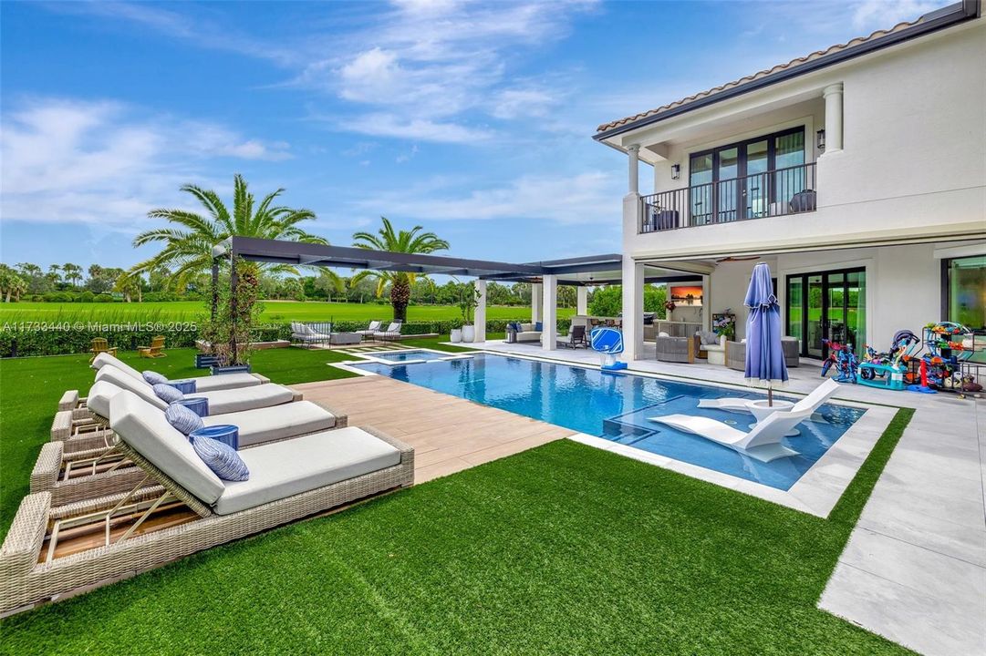 最近售出: $2,999,000 (5 贝兹, 5 浴室, 4583 平方英尺)