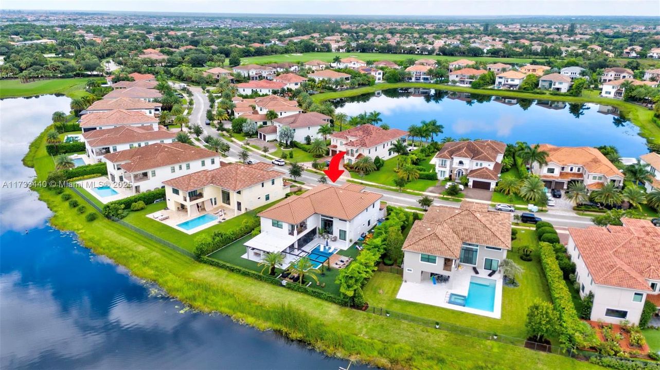 最近售出: $2,999,000 (5 贝兹, 5 浴室, 4583 平方英尺)