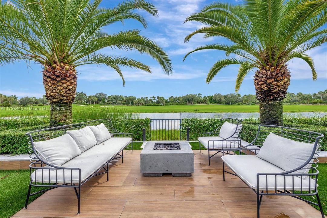 最近售出: $2,999,000 (5 贝兹, 5 浴室, 4583 平方英尺)