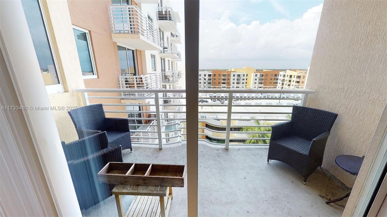 Recently Sold: $450,000 (2 beds, 2 baths, 1179 Square Feet)