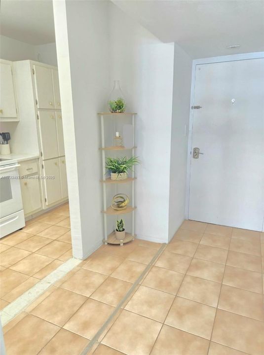 待售: $329,000 (0 贝兹, 1 浴室, 565 平方英尺)