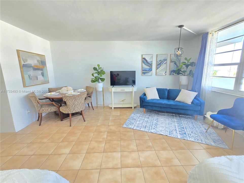 待售: $329,000 (0 贝兹, 1 浴室, 565 平方英尺)