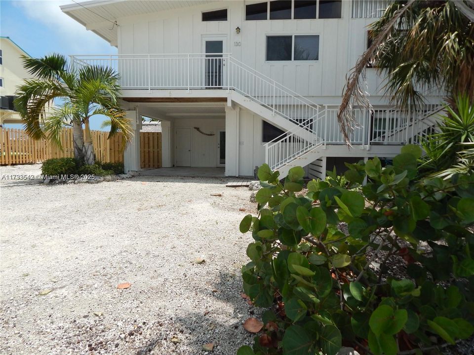 Recently Rented: $3,700 (1 beds, 1 baths, 904 Square Feet)