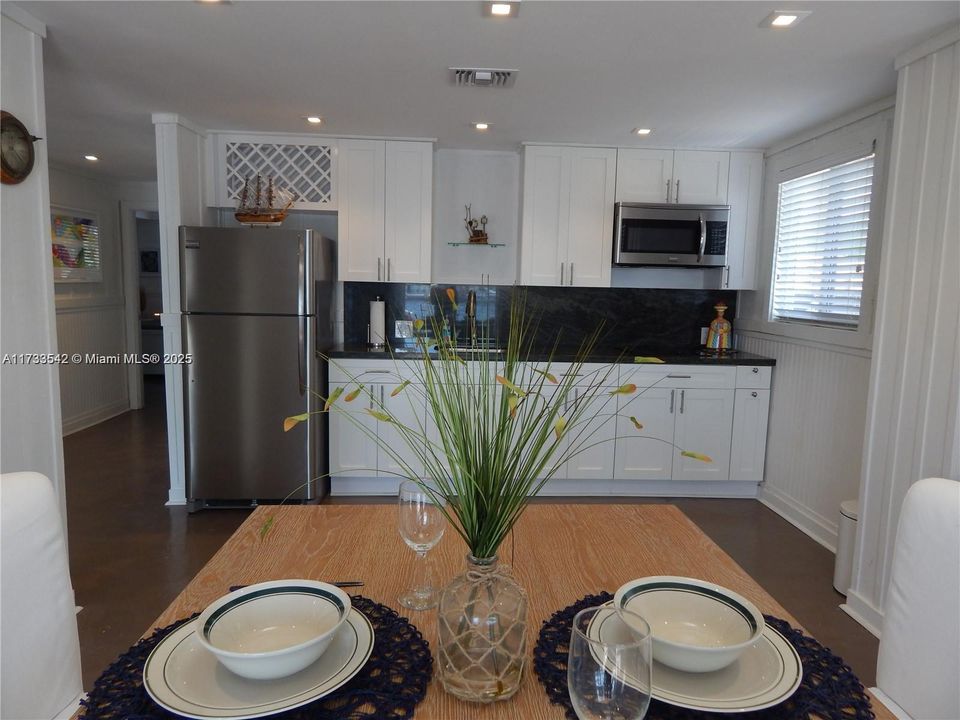 Recently Rented: $3,700 (1 beds, 1 baths, 904 Square Feet)