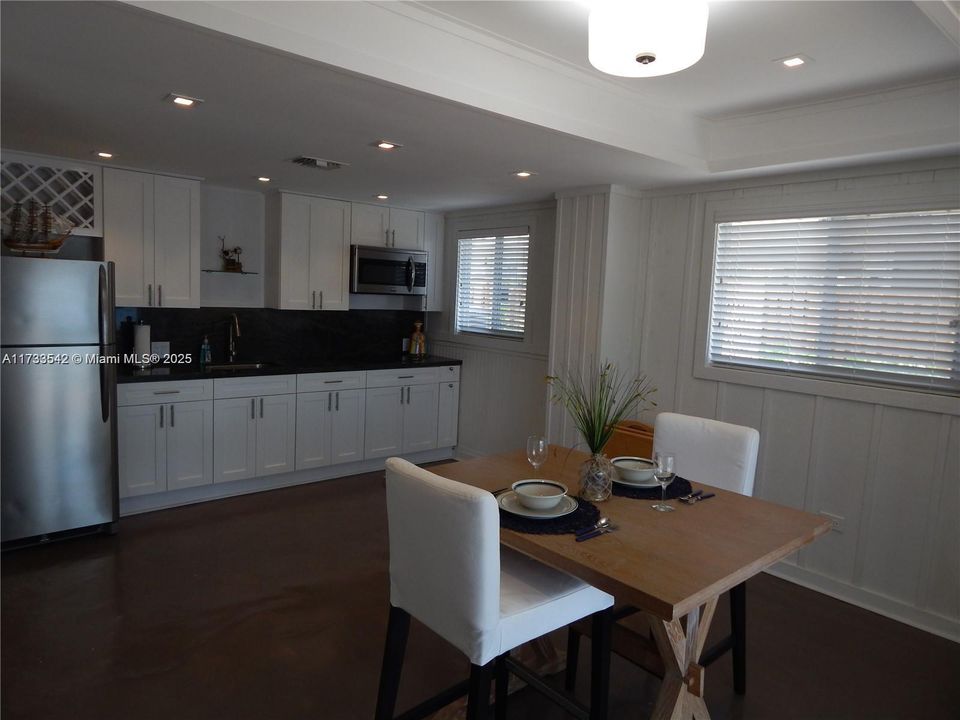 Recently Rented: $3,700 (1 beds, 1 baths, 904 Square Feet)