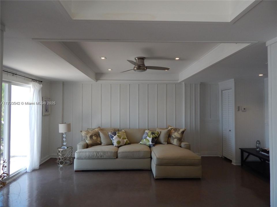 Recently Rented: $3,700 (1 beds, 1 baths, 904 Square Feet)