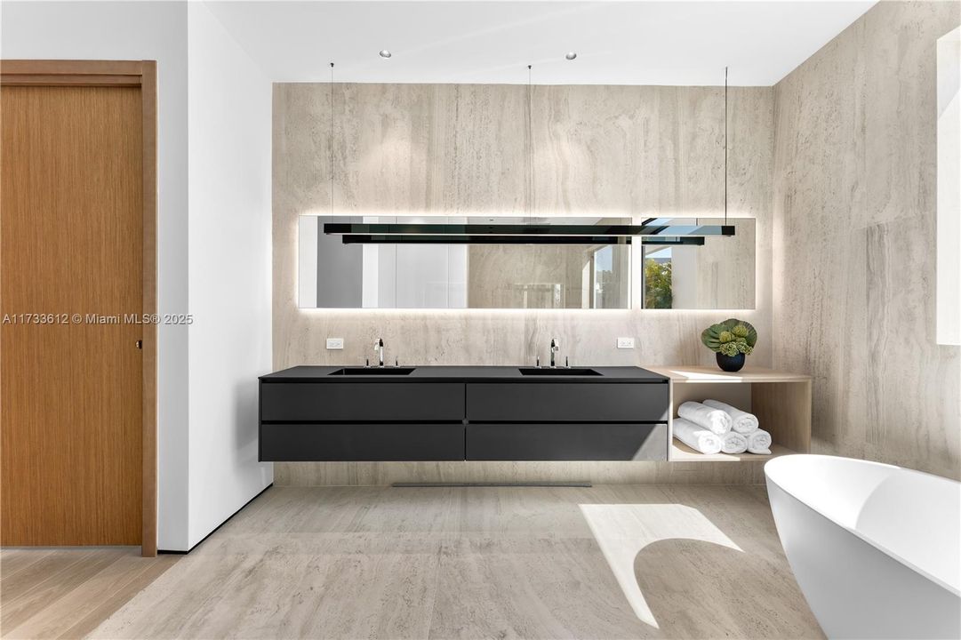 合同活跃: $5,995,000 (4 贝兹, 4 浴室, 0 平方英尺)