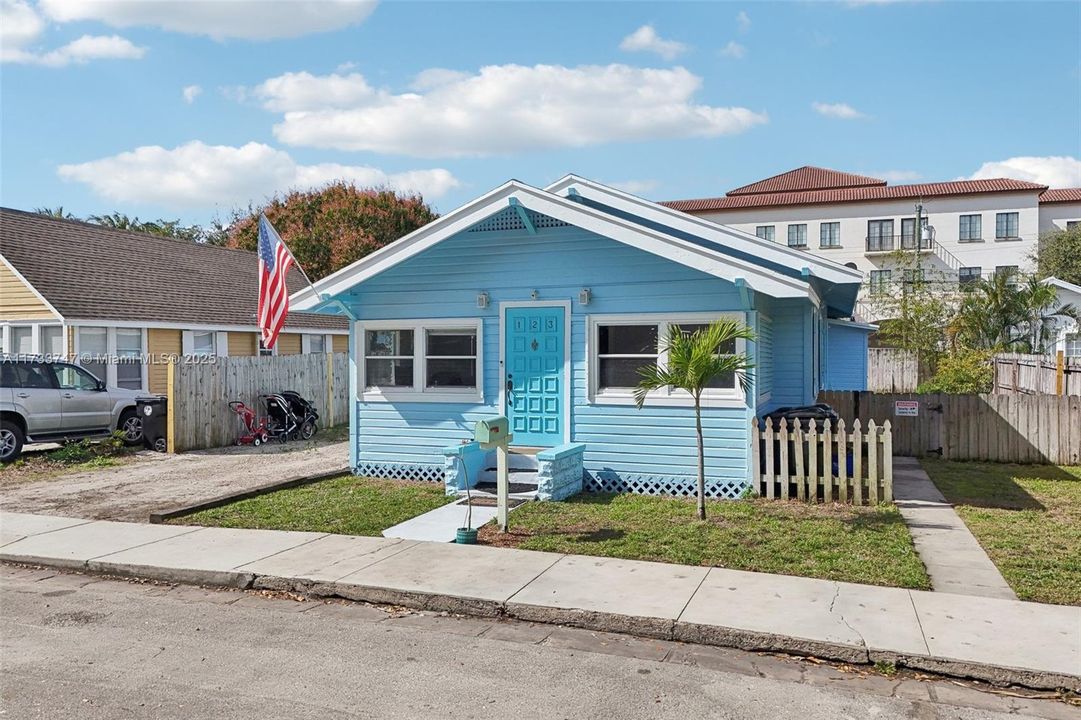 Недавно продано: $599,900 (3 спален, 3 ванн, 1952 Квадратных фут)