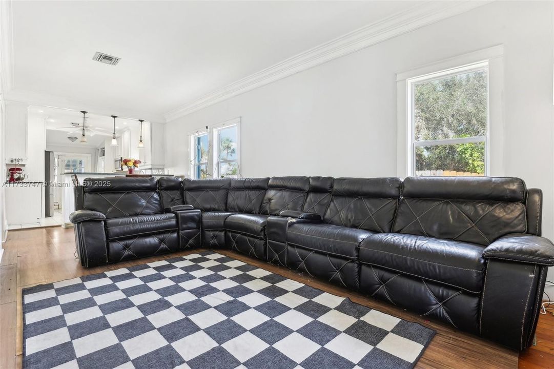 Недавно продано: $599,900 (3 спален, 3 ванн, 1952 Квадратных фут)
