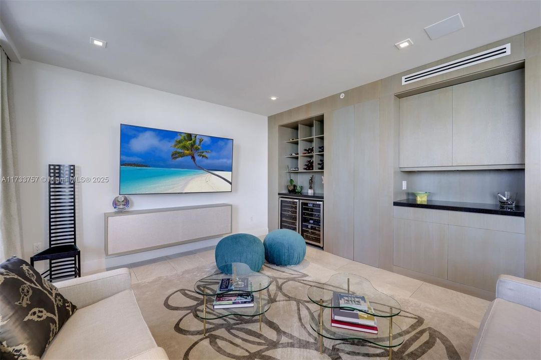 Recently Sold: $3,400,000 (2 beds, 2 baths, 2540 Square Feet)
