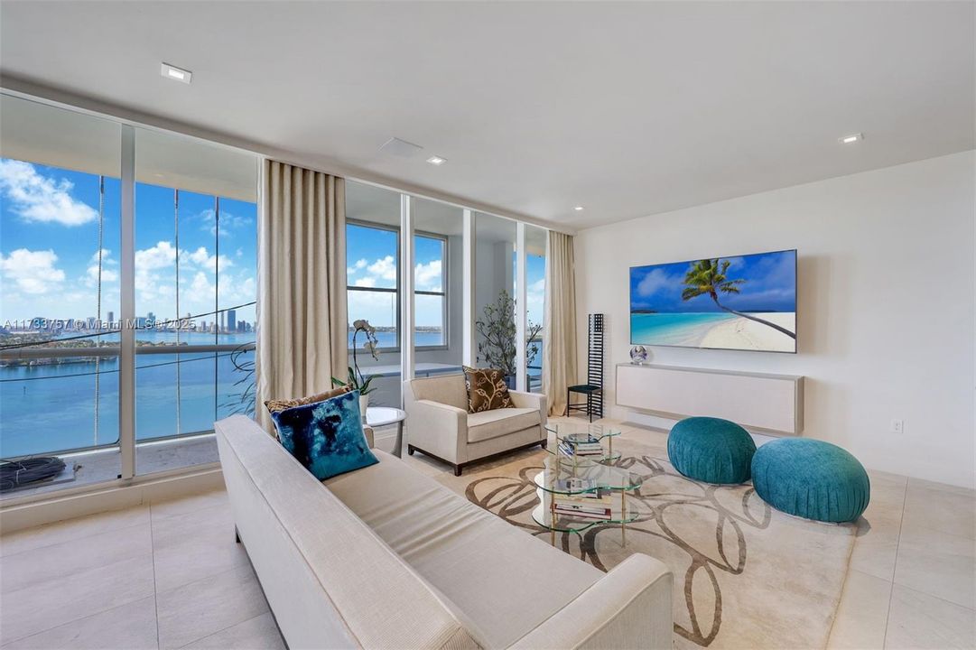 Recently Sold: $3,400,000 (2 beds, 2 baths, 2540 Square Feet)