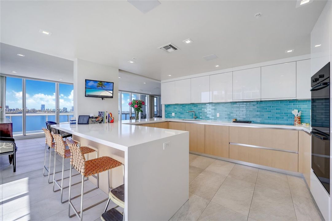 Recently Sold: $3,400,000 (2 beds, 2 baths, 2540 Square Feet)