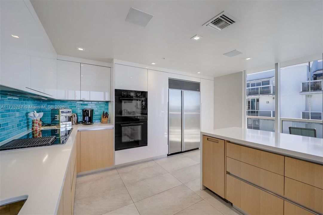 Recently Sold: $3,400,000 (2 beds, 2 baths, 2540 Square Feet)