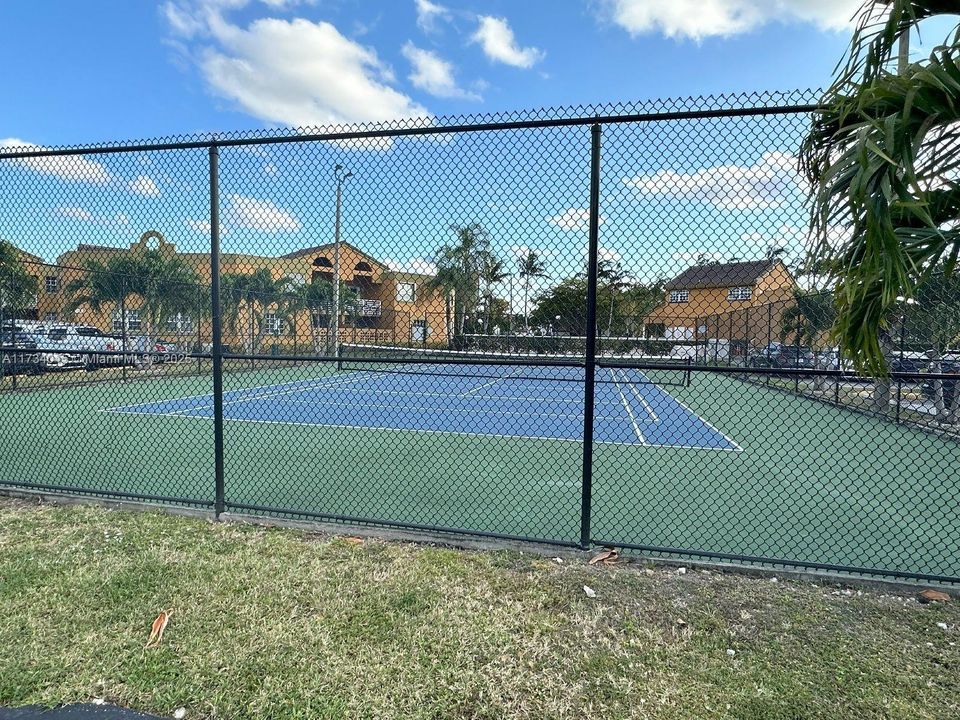 Recently Sold: $320,000 (2 beds, 1 baths, 933 Square Feet)