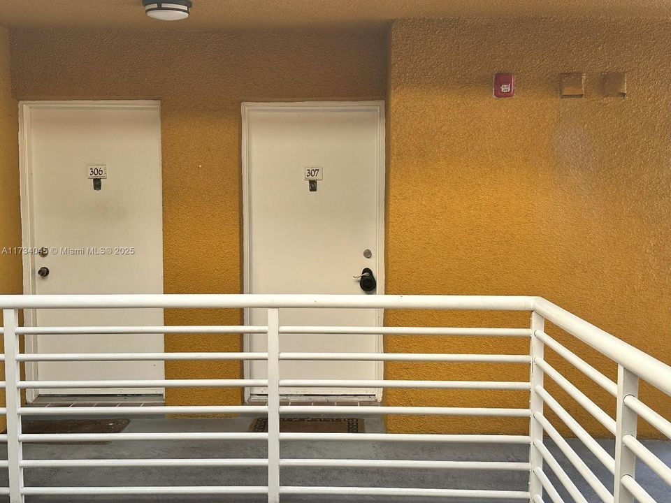 Recently Sold: $320,000 (2 beds, 1 baths, 933 Square Feet)