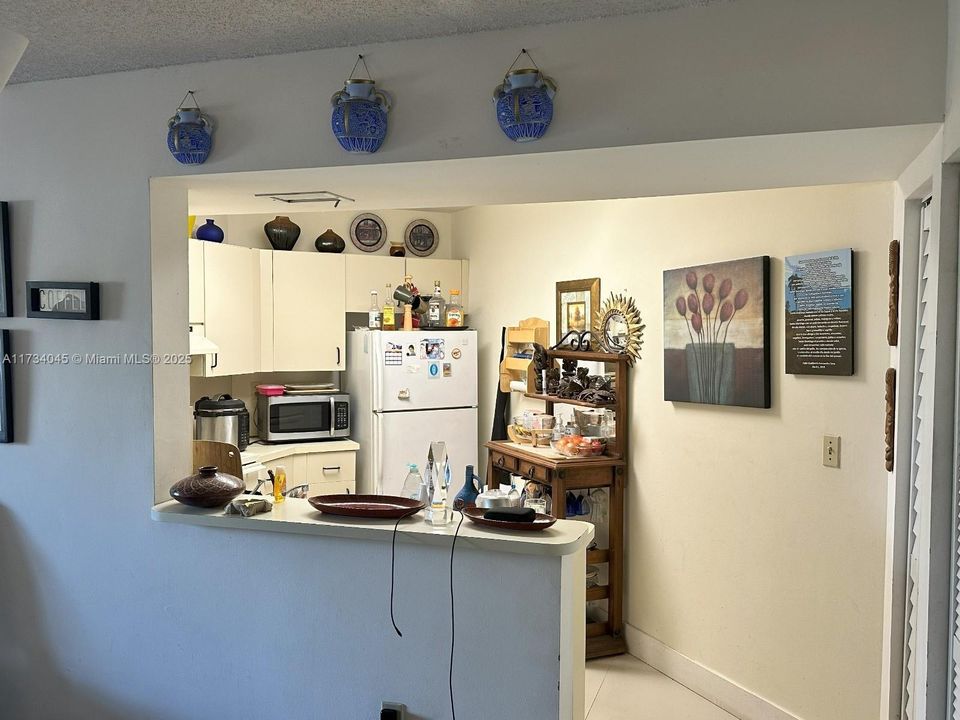 Recently Sold: $320,000 (2 beds, 1 baths, 933 Square Feet)