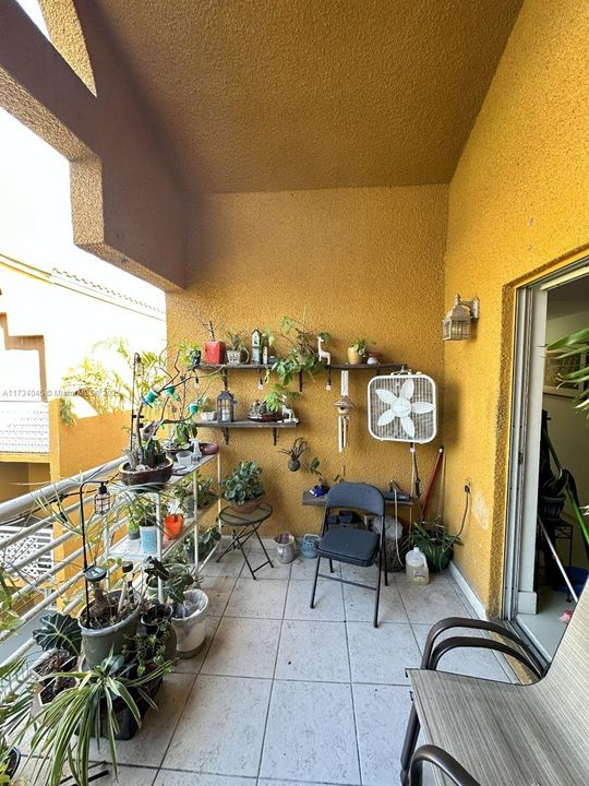 Recently Sold: $320,000 (2 beds, 1 baths, 933 Square Feet)