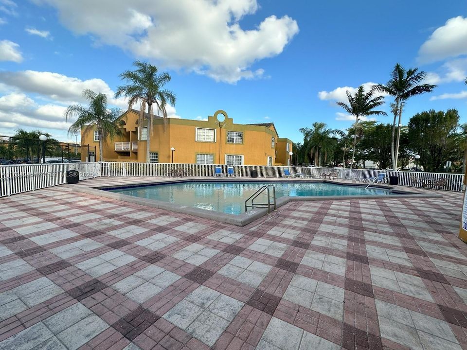 Recently Sold: $320,000 (2 beds, 1 baths, 933 Square Feet)