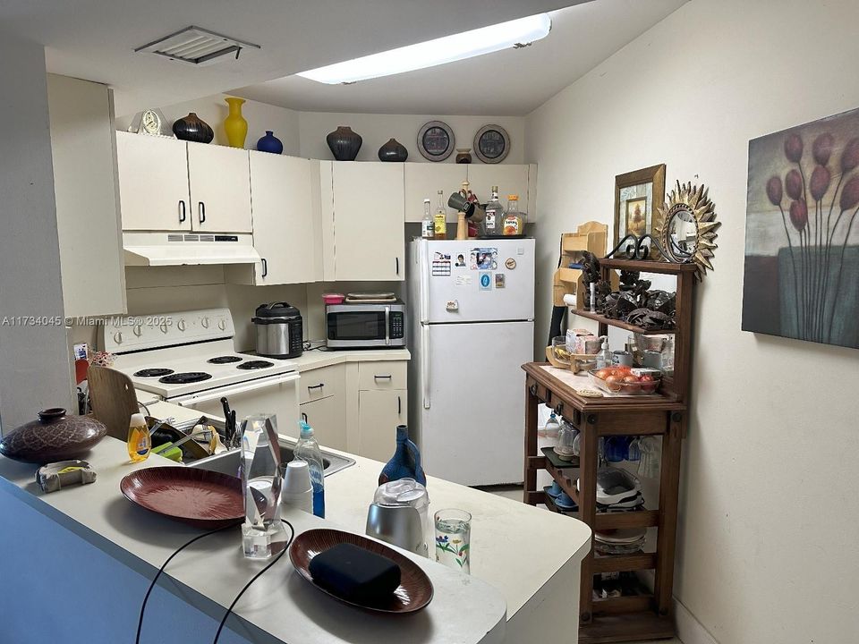 Recently Sold: $320,000 (2 beds, 1 baths, 933 Square Feet)