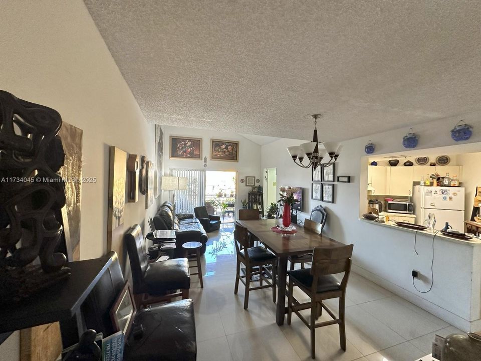 Recently Sold: $320,000 (2 beds, 1 baths, 933 Square Feet)