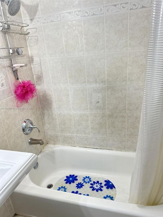 Recently Sold: $320,000 (2 beds, 1 baths, 933 Square Feet)