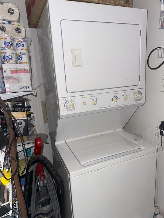 Recently Sold: $320,000 (2 beds, 1 baths, 933 Square Feet)