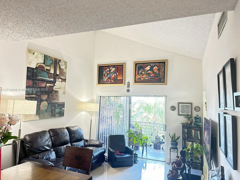 Recently Sold: $320,000 (2 beds, 1 baths, 933 Square Feet)