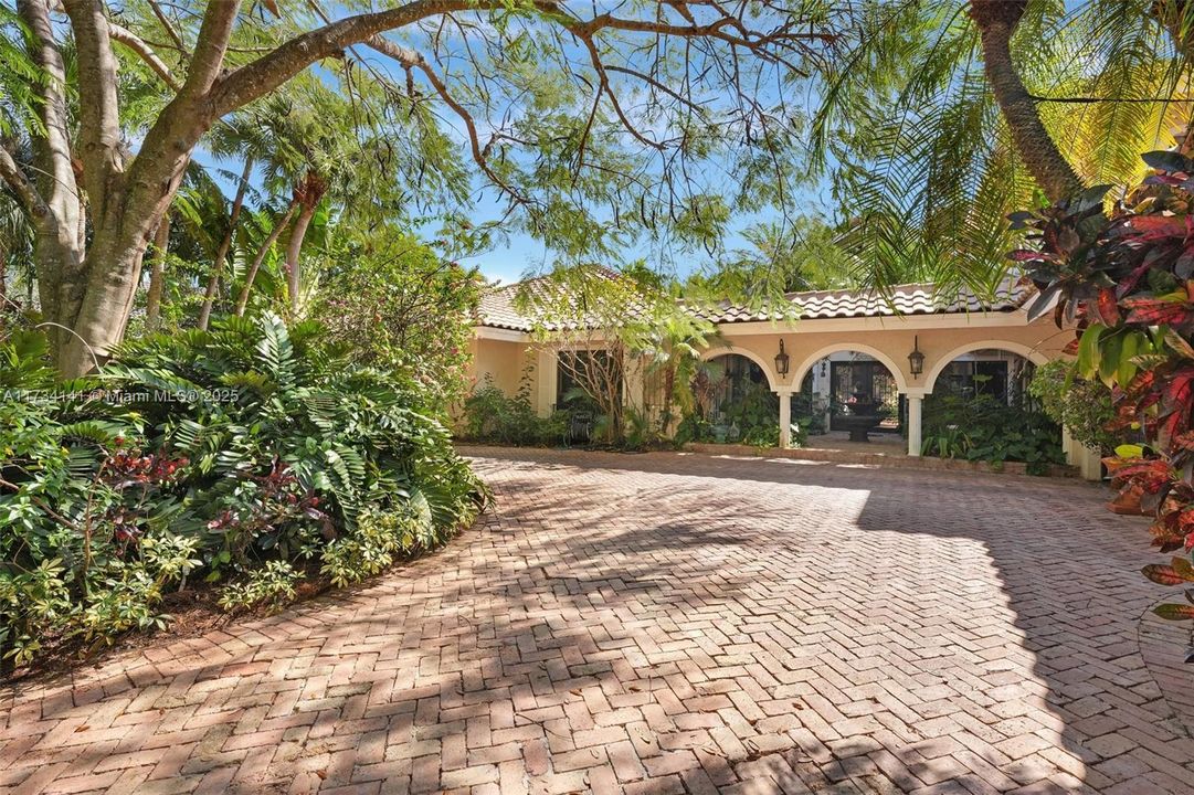 Recently Sold: $1,089,000 (5 beds, 3 baths, 3775 Square Feet)