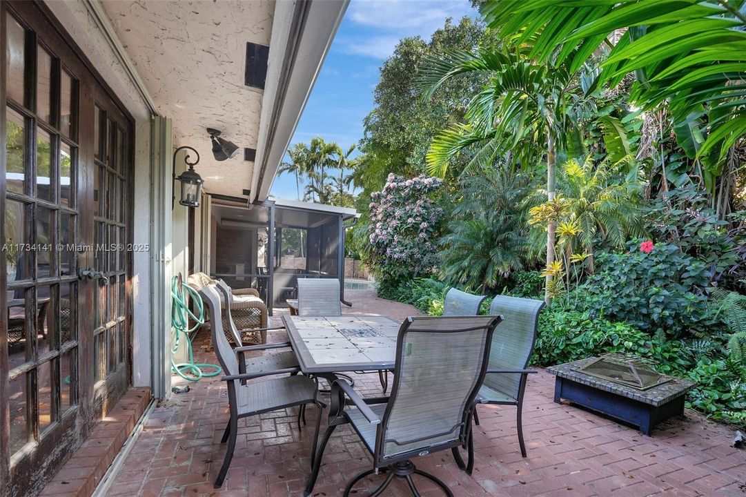 Recently Sold: $1,089,000 (5 beds, 3 baths, 3775 Square Feet)