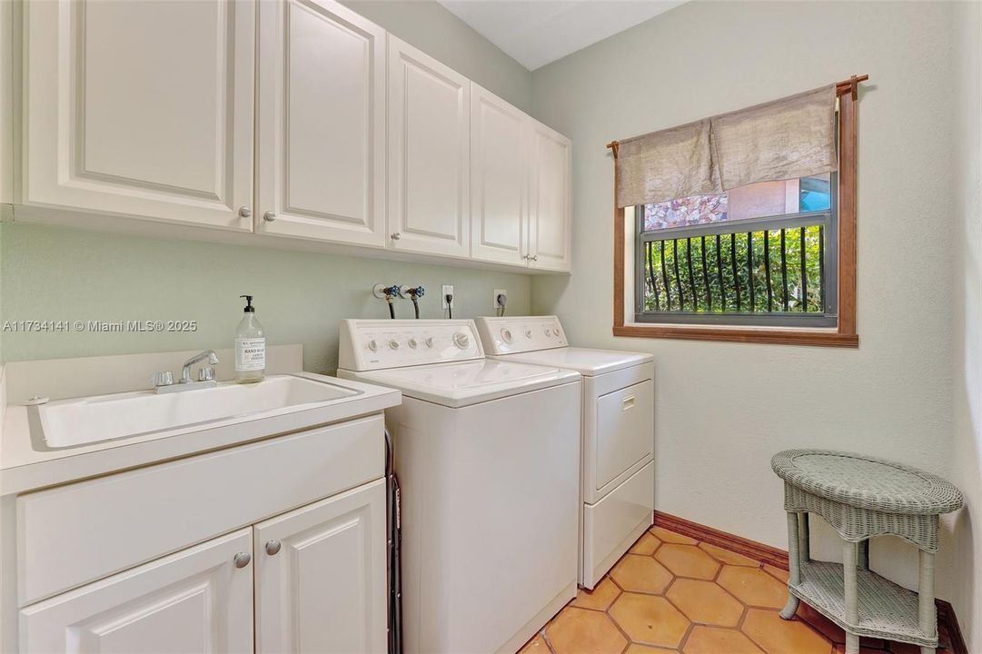 Recently Sold: $1,089,000 (5 beds, 3 baths, 3775 Square Feet)