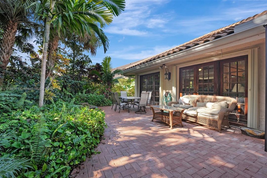 Recently Sold: $1,089,000 (5 beds, 3 baths, 3775 Square Feet)