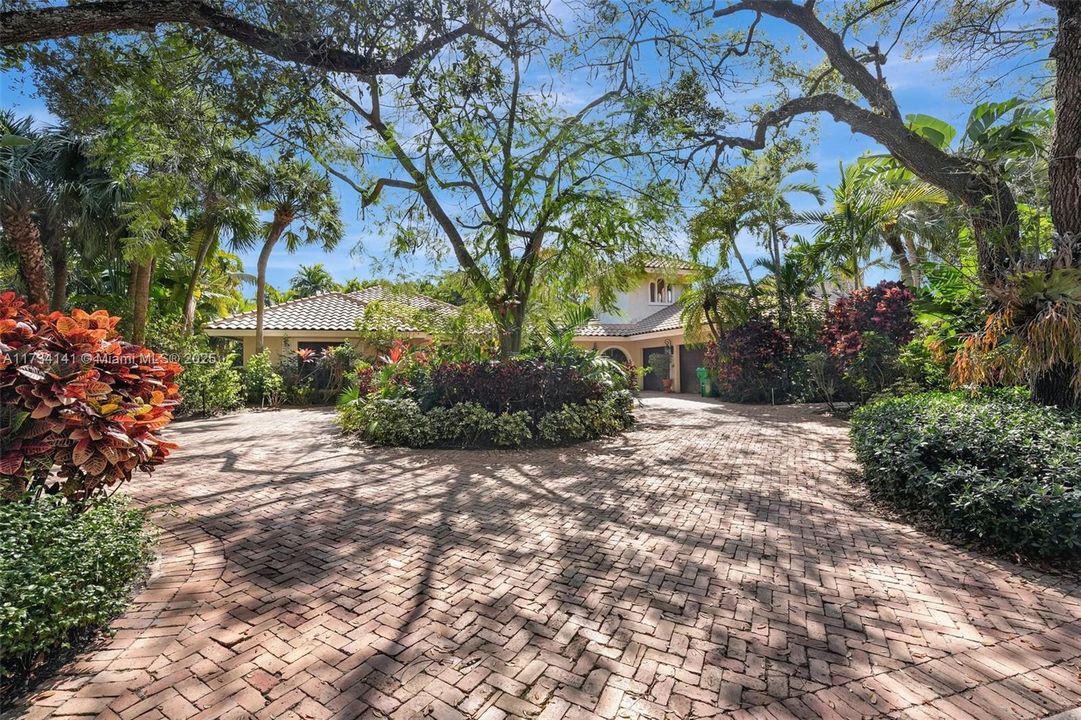 Recently Sold: $1,089,000 (5 beds, 3 baths, 3775 Square Feet)