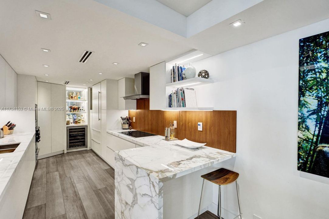 Под контрактом: $1,349,000 (2 спален, 2 ванн, 1409 Квадратных фут)