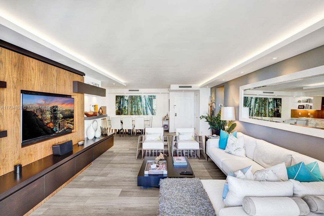 Под контрактом: $1,349,000 (2 спален, 2 ванн, 1409 Квадратных фут)