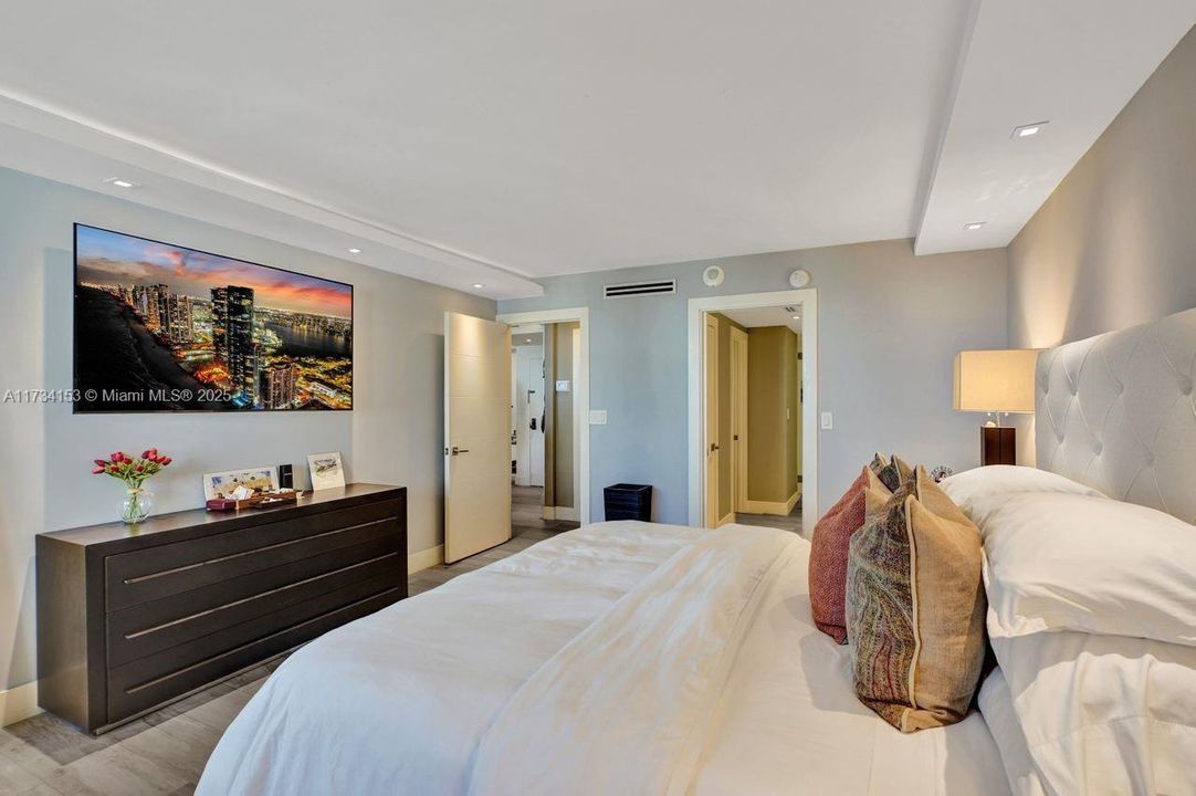 Под контрактом: $1,349,000 (2 спален, 2 ванн, 1409 Квадратных фут)