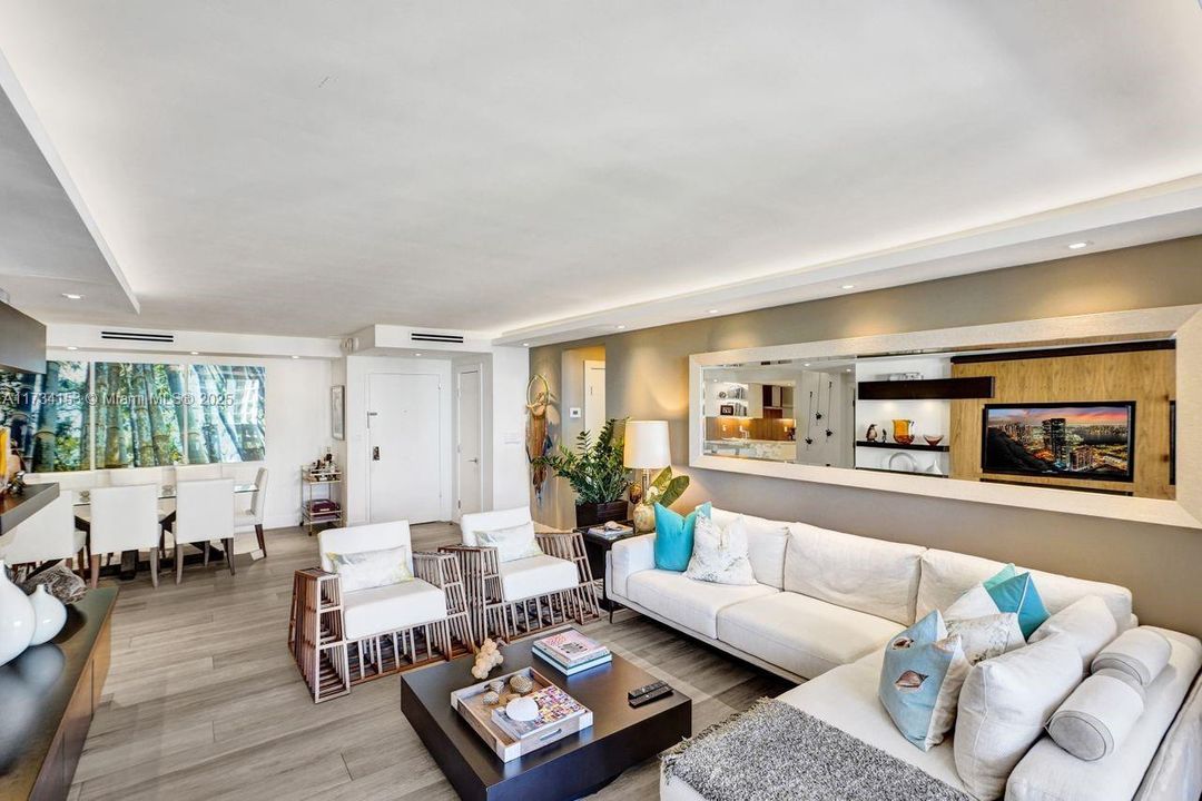 Под контрактом: $1,349,000 (2 спален, 2 ванн, 1409 Квадратных фут)